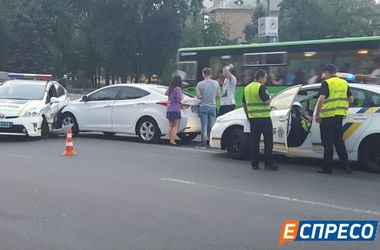 В Киеве спешка полицейского авто под знак "кирпич" закончилась ДТП