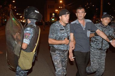 В Ереване сдались двое захватчиков здания полиции 