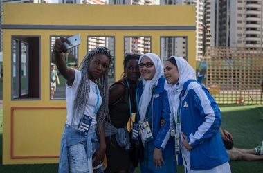 Совместное селфи спортсменок Бенина и Ирана перед стартом Олимпиады