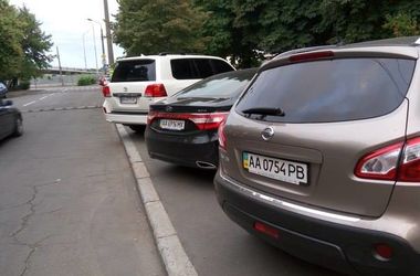В Киеве на Подоле владельцы авто превратили тротуар в парковку