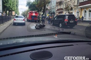В Киеве мотоцикл врезался во внедорожник и загорелся