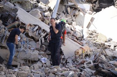 Горе и разрушения: число жертв землетрясения в Италии превысило 70 человек