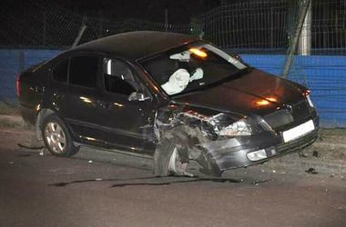 В Киеве ночью пьяный водитель разбил припаркованное авто и вылетел в отбойник