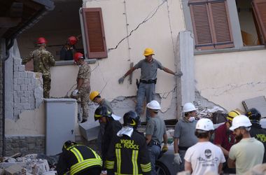 В Италии, в зонах пострадавших от землетрясения, ввели режим ЧС 