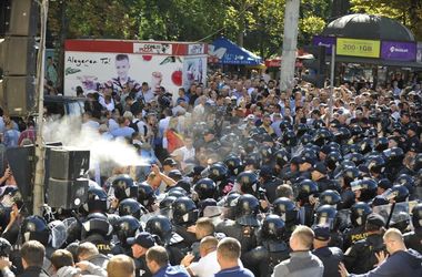 В Кишиневе полиция разогнала демонстрантов слезоточивым газом