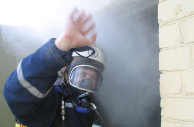 В Киеве пожарные спасли пенсионерку из пылающей квартиры