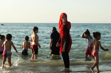 В Ницце временно отменили запрет на ношение буркини на пляжах