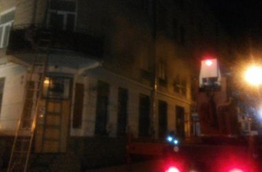 В центре Львова горел старинный дом: людей спасали через окна
