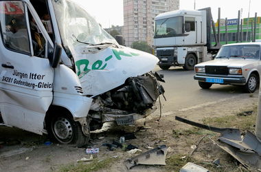 Смертельное ДТП в Киеве: микроавтобус раздавил пешехода и врезался в столб