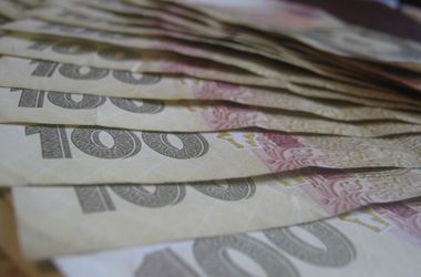 Гривня укрепляется: НБУ "уронил" курсы доллара и евро