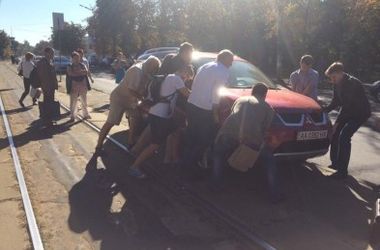 В Киеве "герой парковки" заблокировал движение трамваев
