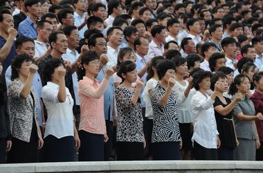 Жители КНДР вышли на митинг в поддержку ядерных испытаний