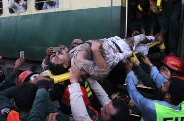 В Пакистане столкнулись поезда: жуткие кадры с места трагедии