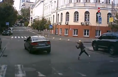 В Киеве водитель сбил девочку на переходе и скрылся