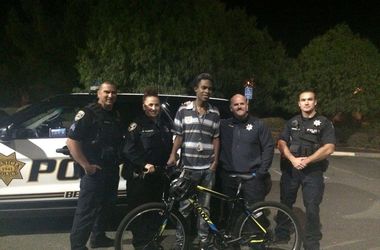 Полиция Калифорнии подарила велосипед подростку, ежедневно проходившему пешком около 40 километров 