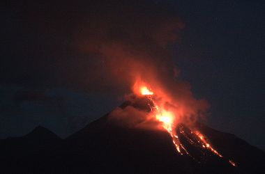 В Мексике начал извергаться вулкан, людей срочно эвакуриуют 