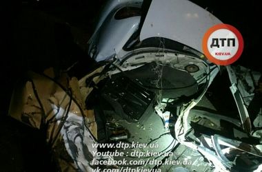 Ужасное ДТП на выезде из Киева: авто разорвало на части, погибли четверо человек