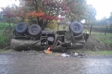 Во Львовской области опрокинулся бензовоз: водитель погиб на месте 