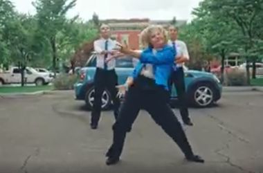 Трамп против Клинтон: танцевальный балт политиков стал хитом интернета