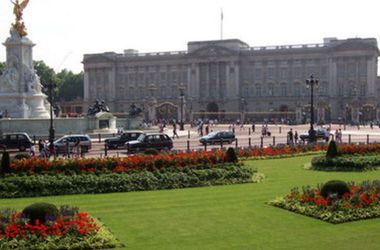 Полиция арестовала юношу за попытку перелезть через ворота Букингемского дворца