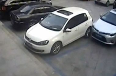 Видеохит: водитель только с 21 попытки смог выехать с парковки