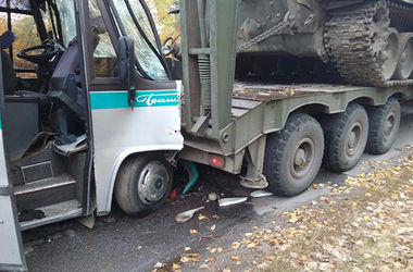 В Винницкой области автобус влетел в военный тягач