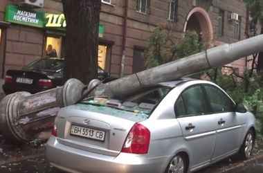 В Одессе столб упал на автомобиль