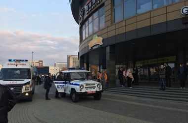 В центре Минска неизвестные с бензопилой и топором напали на посетителей ТЦ