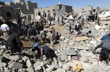Самолеты коалиции разбомбили похороны в Йемене, погибли 82 человека