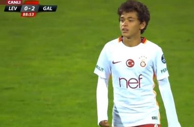 14-летний футболист сыграл за "Галатасарай", но не стал самым молодым в истории