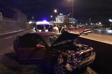 В Киеве пьяный водитель врезался в отбойник и едва не угробил пассажира