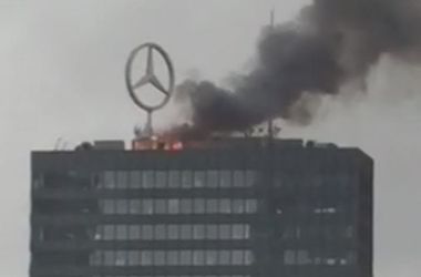В Германии пылает офис Mercedes