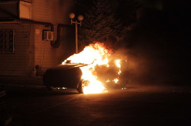 В Киеве трижды за ночь тушили горящие машины