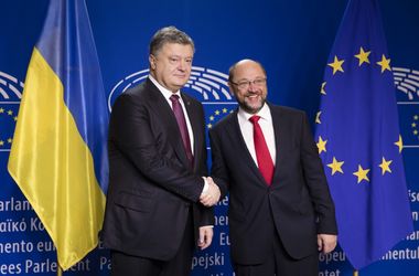 Порошенко и Шульц обсудили усиление санкций против России