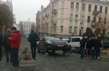 Киевские водители упорно ездят через болларды на Андреевском спуске