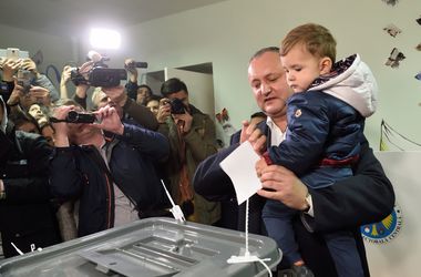 Выборы в Молдове: фаворитами оказались пророссийский и проевропейский кандидаты  