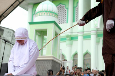 В Индонезии перед мечетью девушке устроили публичную порку  