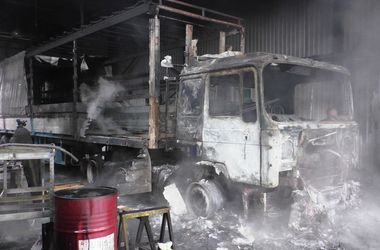Взрыв бензобака на станции шиномонтажа: сгорели два грузовика