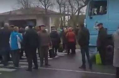 Возмущенные люди перекрыли трассу в Одесской области