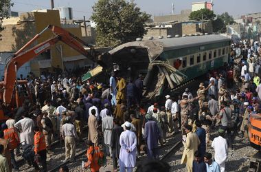 Катастрофа в Пакистане: раскуроченные поезда и много погибших