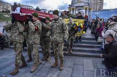 На Майдане на коленях прощались с погибшими бойцами