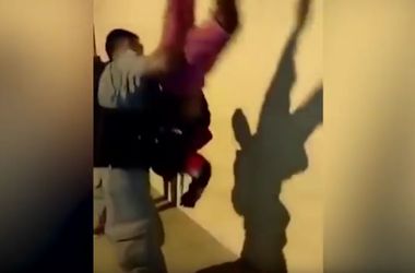 Видеохит: коп-силач поднял задержанного вверх тормашками и потрусил