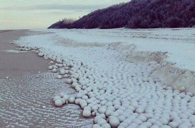 Уникальное явление: побережье в РФ засыпало гигантскими ледяными шарами