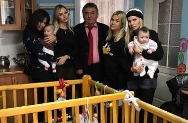 Жены игроков "Динамо" посетили детский дом в Новоград-Волынском