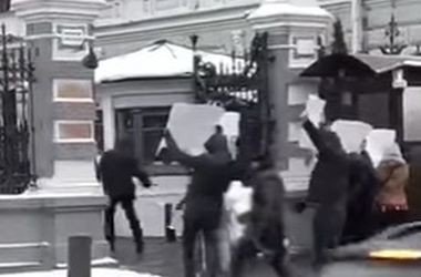 Посольство Великобритании в Москве забросали "окровавленными" манекенами