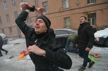 Неизвестные забросали костями консульство Украины в Санкт-Петербурге