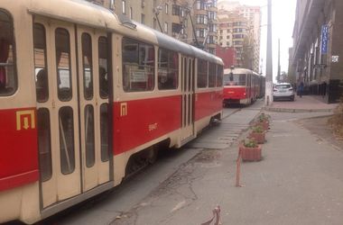 В Киеве "герой парковки" перекрыл движение трамваев на Дмитриевской