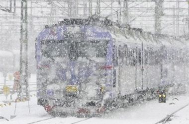Снегопад срывает движение поездов