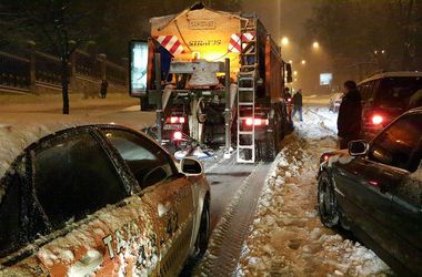 В Киеве команда активистов освобождает авто из снежного плена