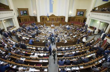 Рада приняла срочный законопроект Порошенко о защите вкладчиков